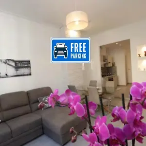 Exclusive Really Downtown - Free Private Parking Included! , Genova Italia